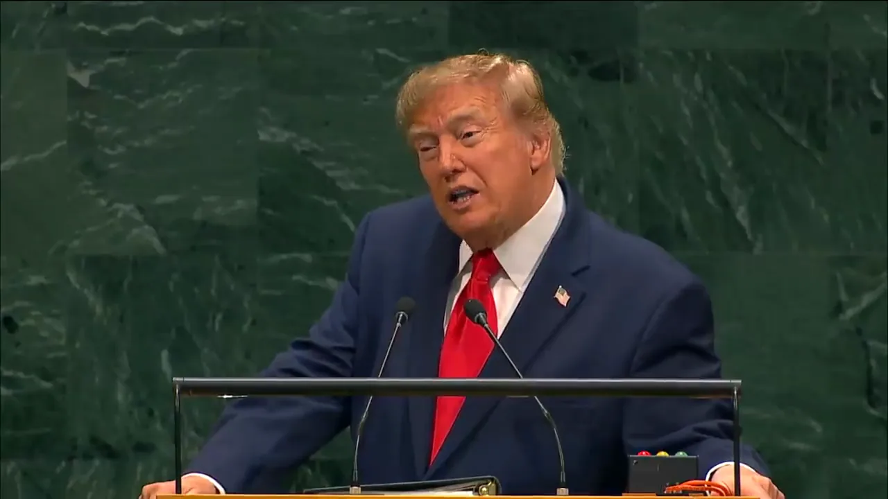 Дональд Трамп выступает с трибуны Генеральной Ассамблеи ООН на фоне зелёного мрамора